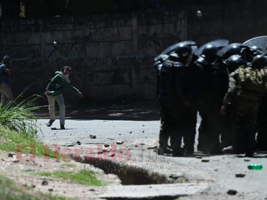 Honduras: Guerra campal entre estudiantes y policías en la colonia Kennedy