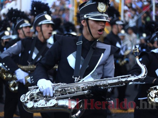 FOTOS: Extravagantes y vistosos trajes de las bandas en los desfiles