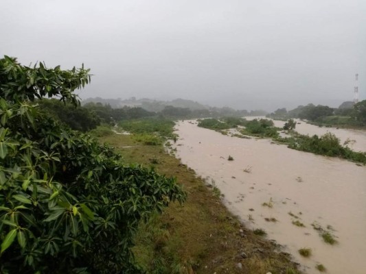 FOTOS: Desborde de ríos y aludes dejan lluvias por frente frío en Honduras