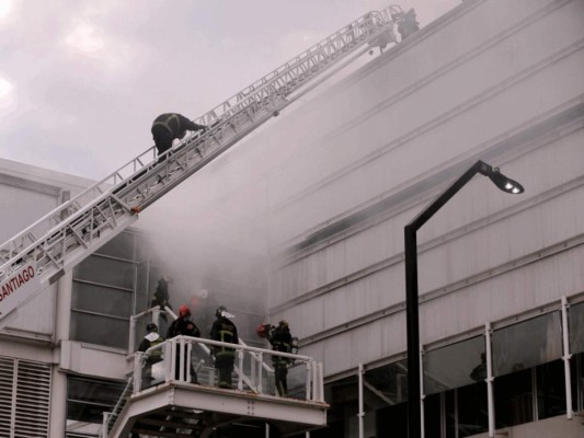 La dramática evacuación de pacientes entubados por incendio en hospital de Chile (Fotos)