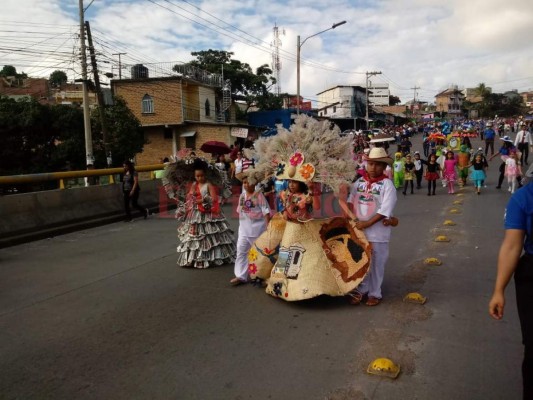 Escolares hondureños rinden homenaje a la Patria llenó de color y sonrisas  