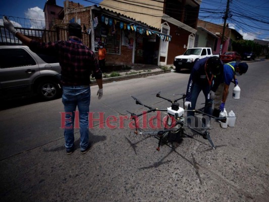 FOTOS: Con drones rocían desinfectante en varias zonas de la capital