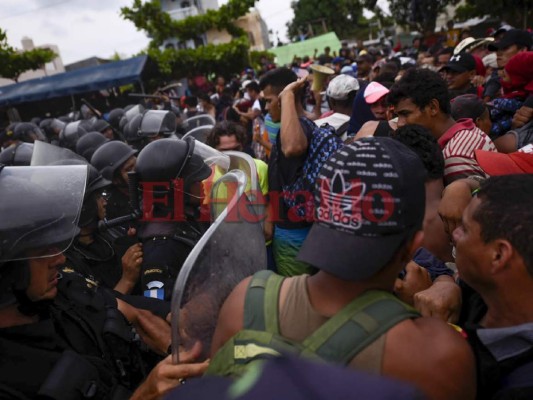 FOTOS: Así fue el caos que protagonizaron los centroamericanos de la caravana migrante en la frontera de Guatemala con México