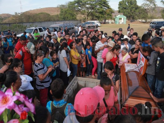 Entre lágrimas dieron el último adiós a la joven que cayó en un abismo por tomarse una selfie