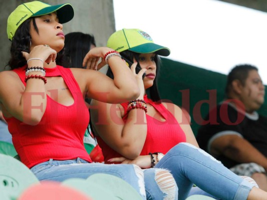 Hermosas mujeres acaparan las miradas en el estadio Yankel Rosenthal