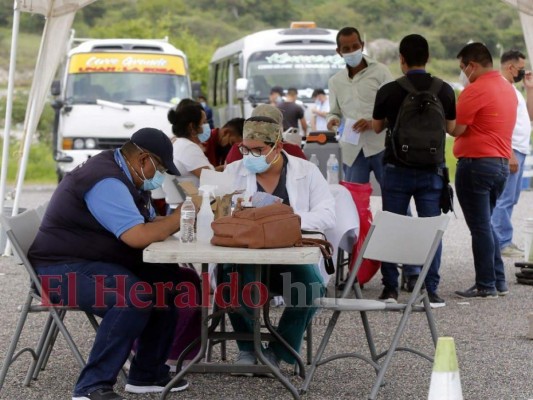 Con sticker: 'Yo me vacuné' y carnet en mano: Así se desarrolla la jornada de vacunación a transportistas en la capital (FOTOS)