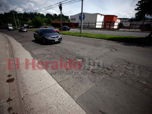 Baches, tierra y alcantarillas destapadas: deterioradas calles de la capital (FOTOS)