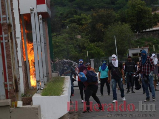 FOTOS: Así fue el violento enfrentamiento en el bulevar de las Fuerzas Armadas