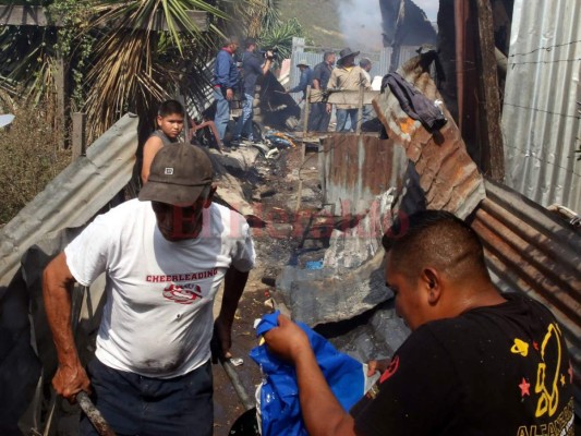 Paredes a punto de derrumbarse y rostros afligidos tras incendio en la capital