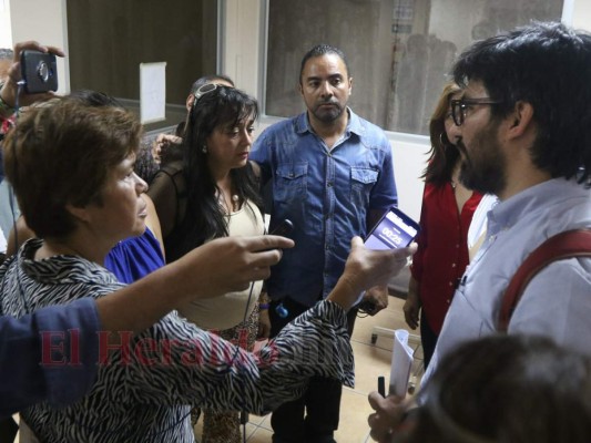 Llanto y tristeza de familiares al conocer que maestro seguirá en la cárcel por quemar Embajada de EE UU