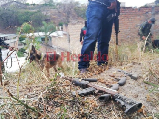 Dentro de un barril encuentran armamento de guerra e indumentaria militar en Tegucigalpa (Fotos)