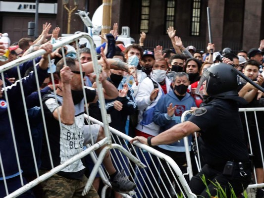 Desesperación de hinchas por decir adiós a Maradona provocó disturbios