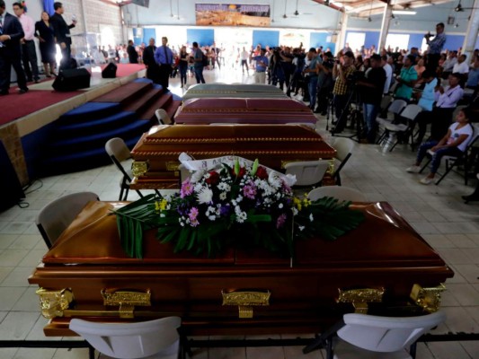 Las dolorosas imágenes del entierro de la familia nicaragüense asesinada dentro de su vivienda