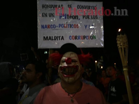 FOTOS: Marcha de las Antorchas llega a las afueras del Congreso Nacional