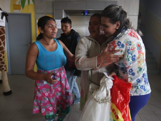 FOTOS: Momento en el que familiares retiran el cuerpo de la niña de dos años que murió tras resultar con el 80 por ciento de su cuerpo quemado