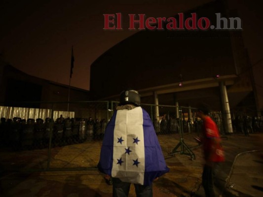 FOTOS: Marcha de las Antorchas llega a las afueras del Congreso Nacional