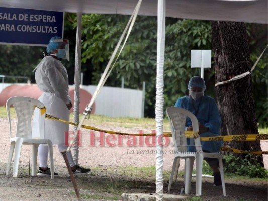 FOTOS: Héroes libran dura batalla contra el covid-19 en triajes y hospitales