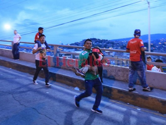 Caos, gritos desesperados y gases lacrimógenos: Los disturbios afuera del Estadio Nacional