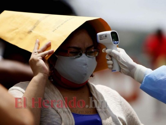 FOTOS: Pacientes sospechosos de covid-19 abarrotan triaje de la Mayangle