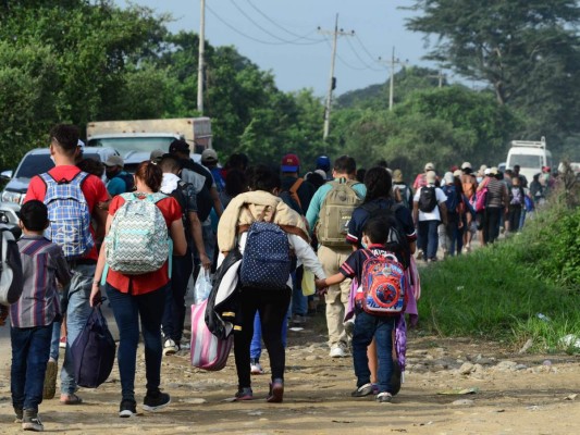 FOTOS: A pie y a 'jalón', sale masiva caravana de migrantes hacia EE UU