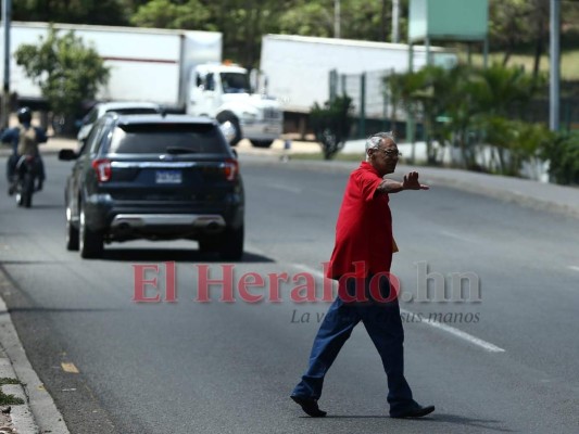 FOTOS: Capitalinos al filo de la muerte al atravesar peligrosos cruces  