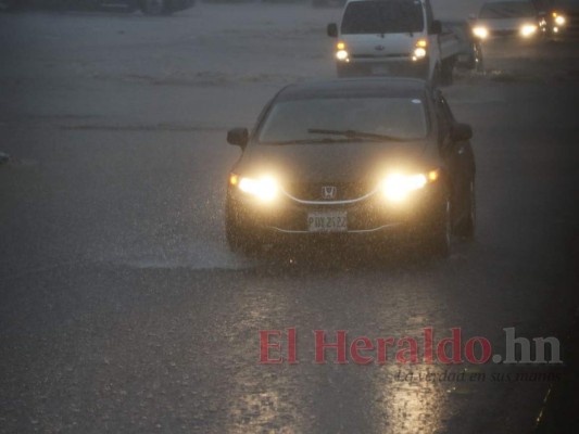 FOTOS: Los estragos que causó el fuerte aguacero este martes en la capital