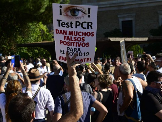 Imágenes: Fuertes protestas en Madrid tras medidas de bioseguridad adoptadas por el gobierno