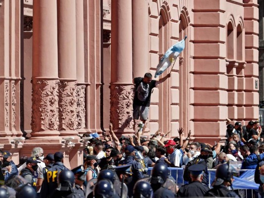 Desesperación de hinchas por decir adiós a Maradona provocó disturbios