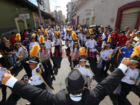 Escolares hondureños rinden homenaje a la Patria llenó de color y sonrisas  