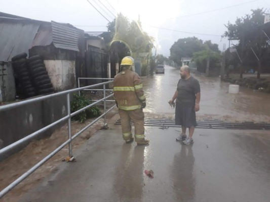 Casas sin techo y fuertes inundaciones deja frente frío en el norte de Honduras