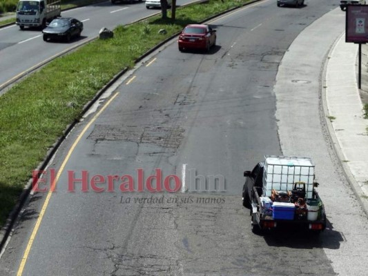 Baches, tierra y alcantarillas destapadas: deterioradas calles de la capital (FOTOS)