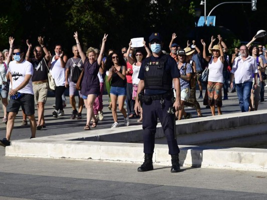 Imágenes: Fuertes protestas en Madrid tras medidas de bioseguridad adoptadas por el gobierno