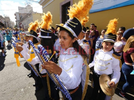 Escolares hondureños rinden homenaje a la Patria llenó de color y sonrisas  