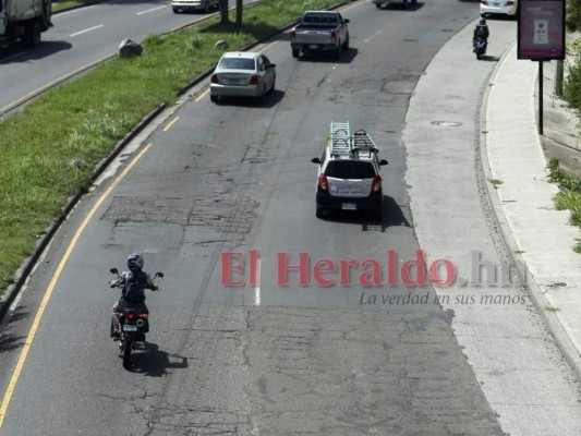 Baches, tierra y alcantarillas destapadas: deterioradas calles de la capital (FOTOS)