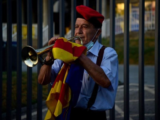 Invasión en el Camp Nou y disturbios de aficionados por la salida de Messi (FOTOS)