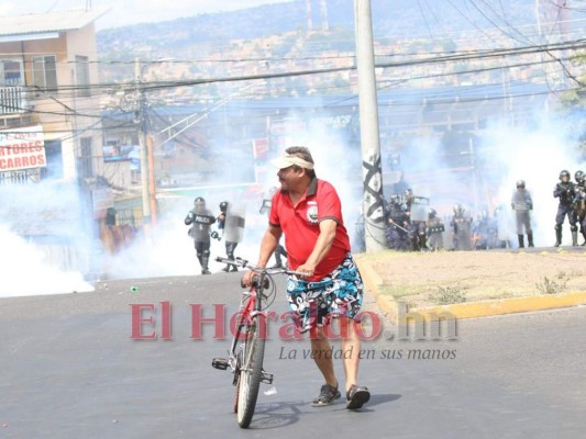 Gases, piedras y caos en marcha alterna de Libre este 15 de septiembre