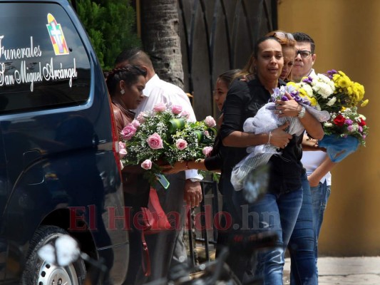 FOTO: Dan el último adiós a Karla Ramírez, la joven que murió tras dar a luz en el IHSS