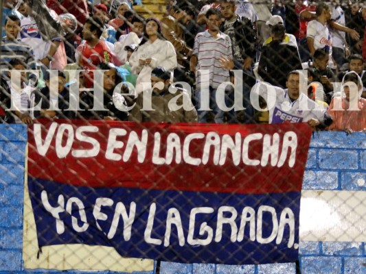 ¡Ambientazo en el Nacional! Pese a la lluvia, los aficionados acudieron a la cita con la historia