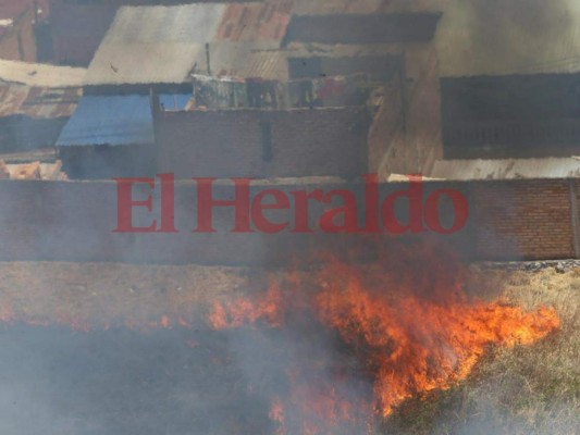 Las imágenes del voraz incendio en El Carrizal que amenaza con quemar los vehículos de un yonker