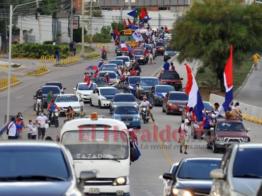 FOTOS: Así fue la mega caravana que realizaron los aficionados merengues por los 109 años de Olimpia   