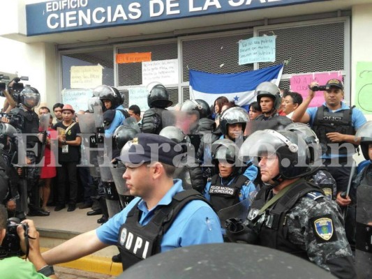 Impactantes imágenes del desalojo de estudiantes por la policía en la UNAH