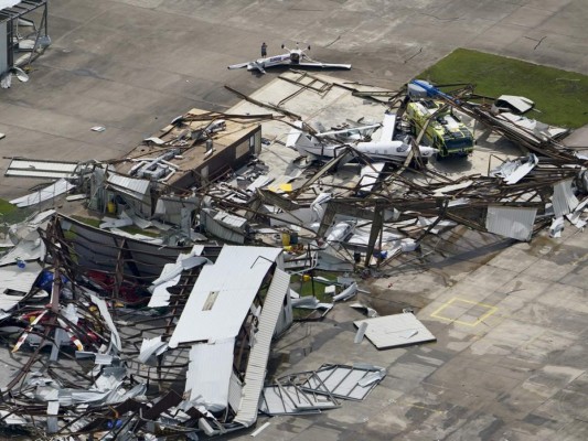 FOTOS: Destrucción, inundaciones y muertos tras el paso de Laura en EEUU