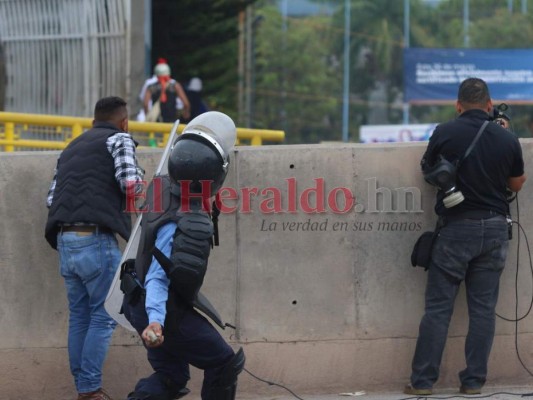 Gas lacrimógeno y 'chimbas', los protagonistas de las protestas frente a la UNAH