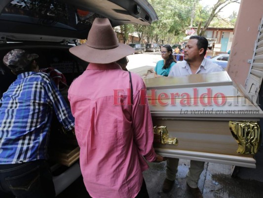 FOTOS: Dolor embargó a familiares que retiraron cuerpo de joven madre tras presunta mala praxis en el IHSS