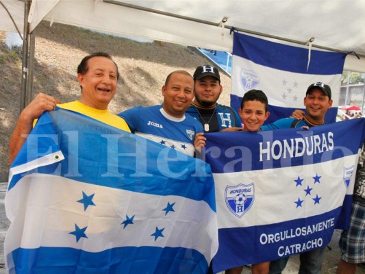 Catrachos se toman buen espacio en el Cuscatlán