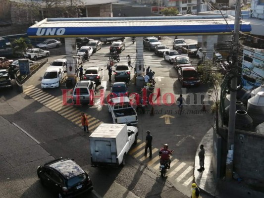 FOTOS: Enormes filas en gasolineras para abastecerse de combustible