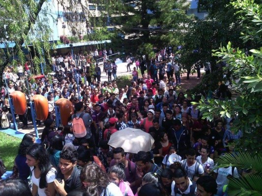 Estudiantes se rebelan contra rectora de la UNAH