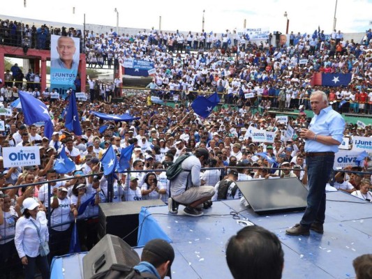 FOTOS: Entre aplausos y ovaciones, Mauricio Oliva oficializa precandidatura a la presidencia