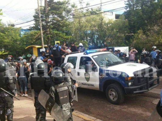 Impactantes imágenes del desalojo de estudiantes por la policía en la UNAH