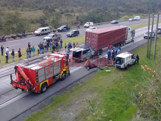 Así ocurrió el trágico accidente entre un busito y una rastra en la carretera al norte